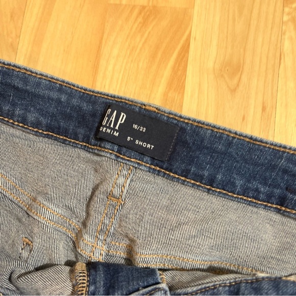 Gap Womens Medium Wash 5” Short Cuffed Denim Shorts Size 16/33 - Picture 5 of 6